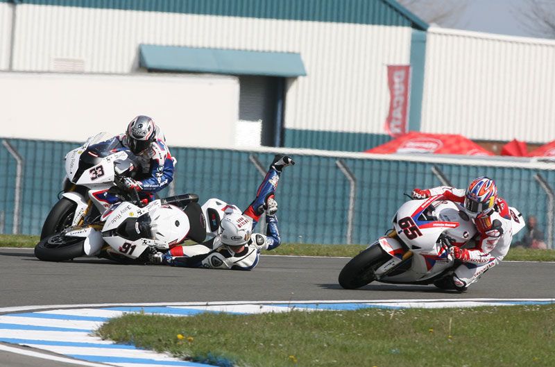 Caída Haslam y Melandri. Mundial SBK Donington 2012
