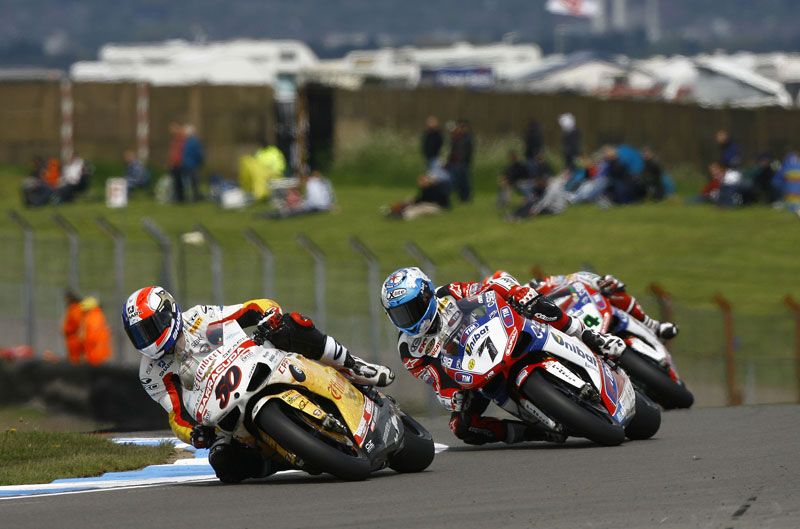 Guintoli y Checa. Mundial SBK Donington 2012