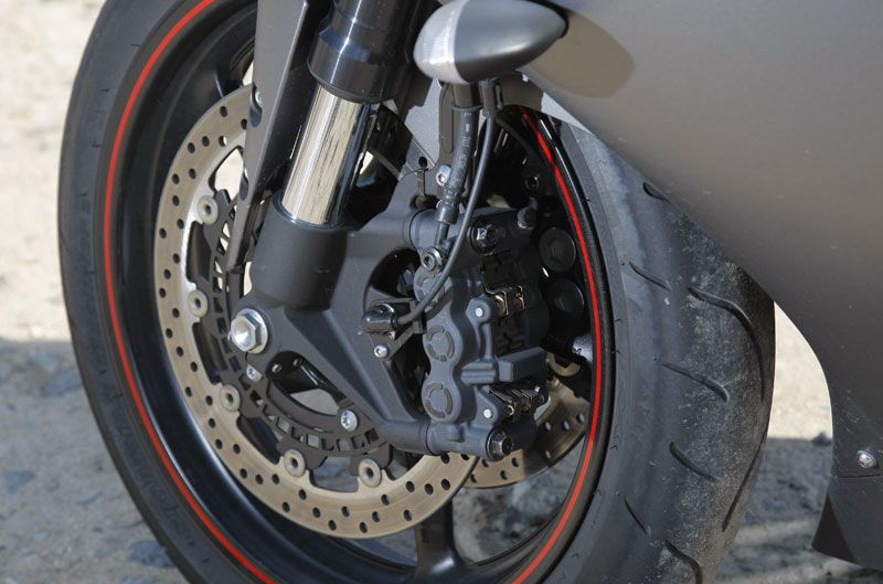 Yamaha YZF-R1. Detalles