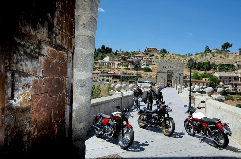 Comparativa Retro: Kawasaki W800 SE, Moto Guzzi V7 Special, Triumph Bonneville T100
