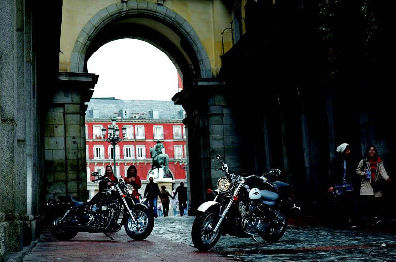 Comparativa custom: Suzuki y Triumph