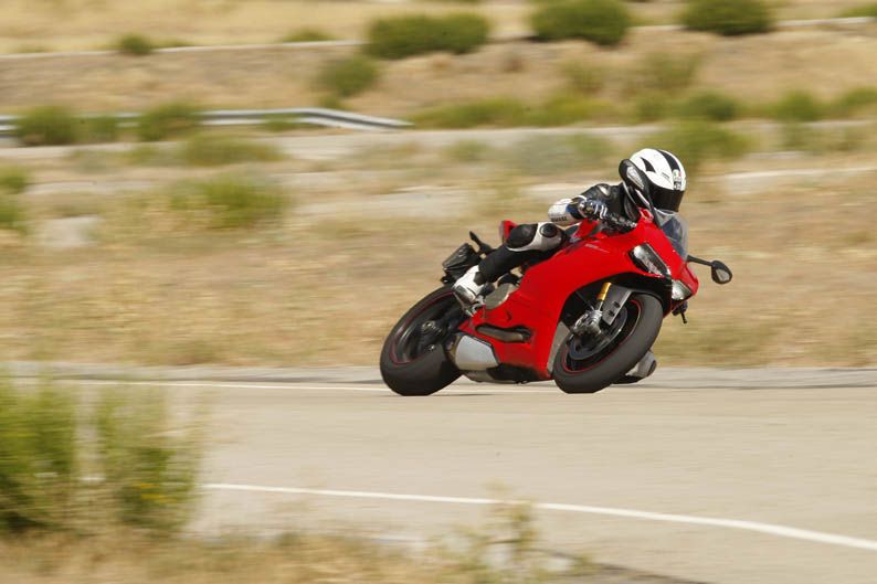 Comparativa Ducati 1199 Panigale S vs Audi R8