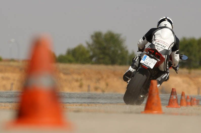 Comparativa Ducati 1199 Panigale S vs Audi R8