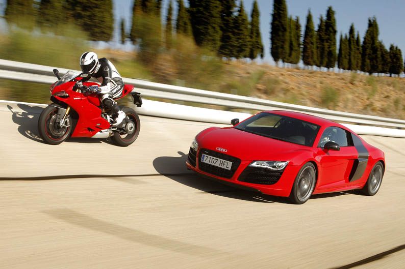 Comparativa Ducati 1199 Panigale S vs Audi R8