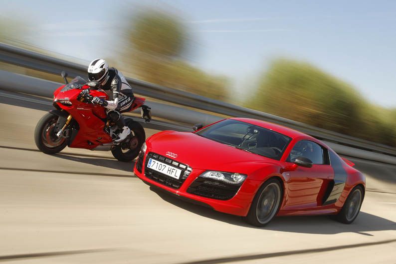 Comparativa Ducati 1199 Panigale S vs Audi R8