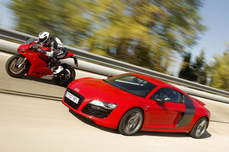 Comparativa Ducati 1199 Panigale S vs Audi R8