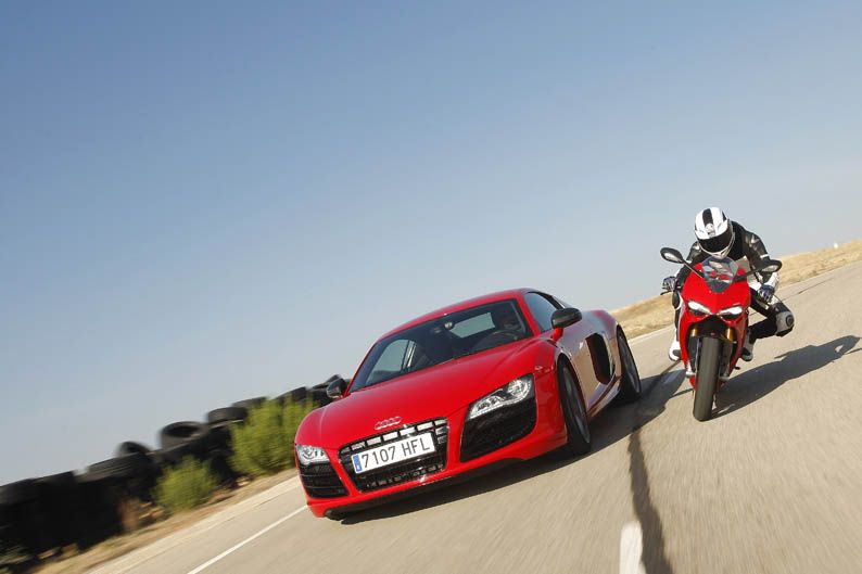 Comparativa Ducati 1199 Panigale S vs Audi R8
