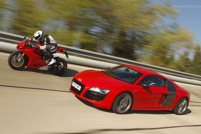 Comparativa Ducati 1199 Panigale S vs Audi R8