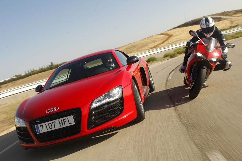 Comparativa Ducati 1199 Panigale S vs Audi R8