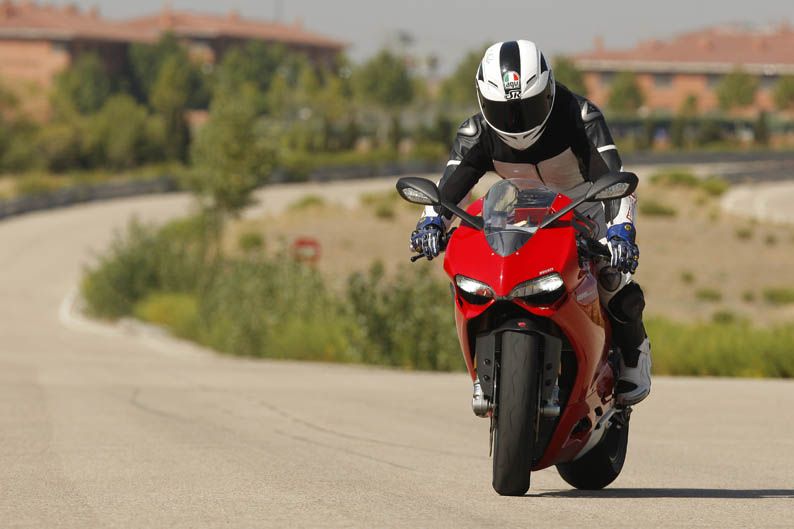 Comparativa Ducati 1199 Panigale S vs Audi R8