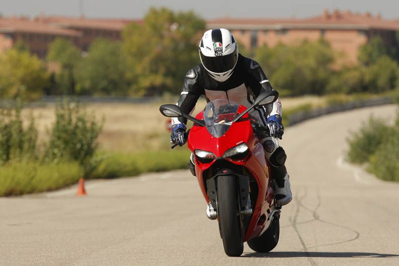 Comparativa Ducati 1199 Panigale S vs Audi R8