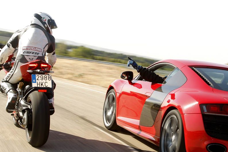 Comparativa Ducati 1199 Panigale S vs Audi R8