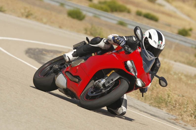 Comparativa Ducati 1199 Panigale S vs Audi R8