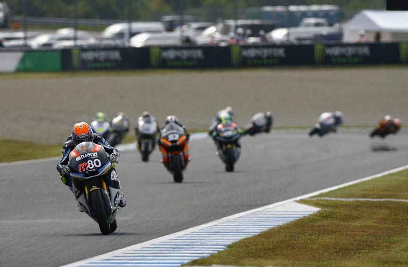 Rabat, perseguido por Márquez, Espargaró y el resto de pilotos