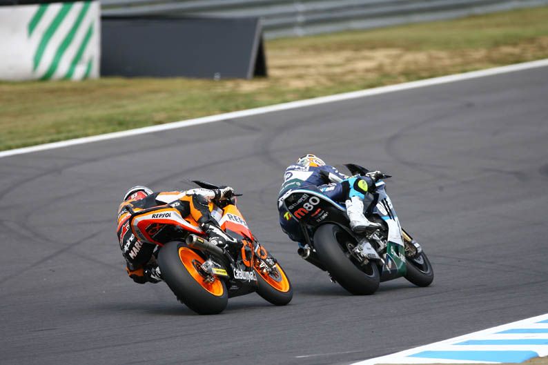 Márquez persigue a Rabat