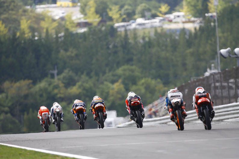 Carrera en grupo de Moto3