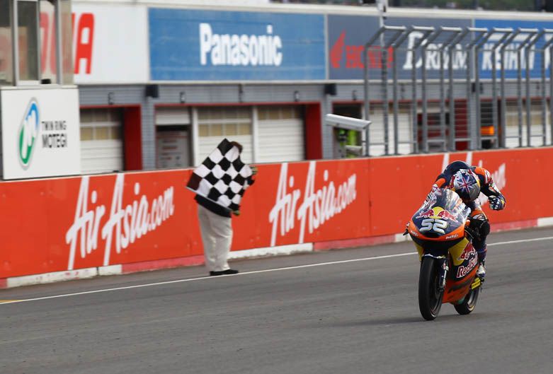Kent llegando a meta en Moto3
