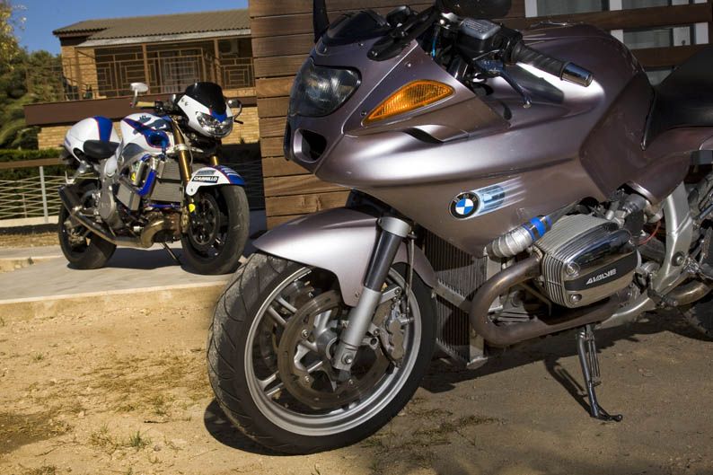 Turbobusa al fondo. en primer plano, una BMW