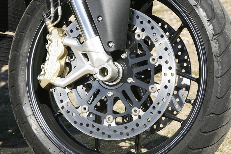 Tren delantero, donde se utilizan pinzas Brembo de cuatro