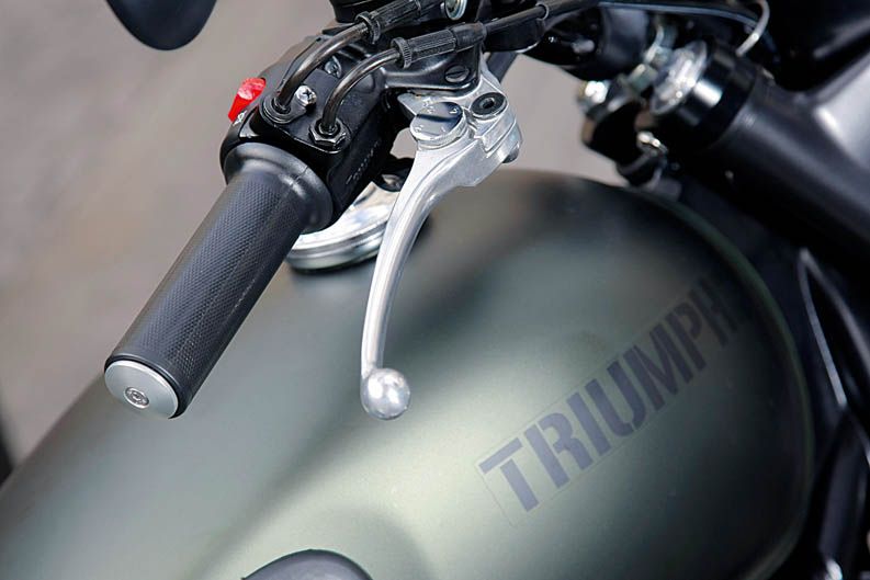 Tipografía de estilo militar sobre verde «Kaki» para identificar la marca en el depósito de combustible.