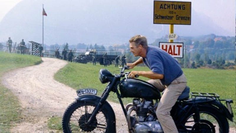 El homenajeado Steve McQueen con la Triumph TR6 con la que rodó la película «La Gran Evasión».