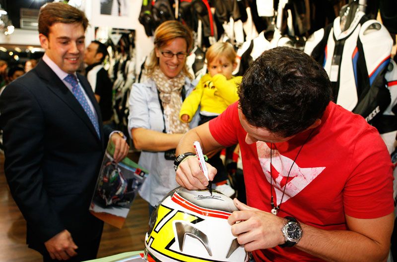 Firma de autógrafos de Espargaró