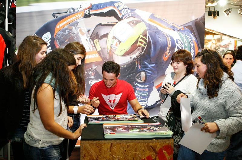 Firma de autógrafos de Espargaró