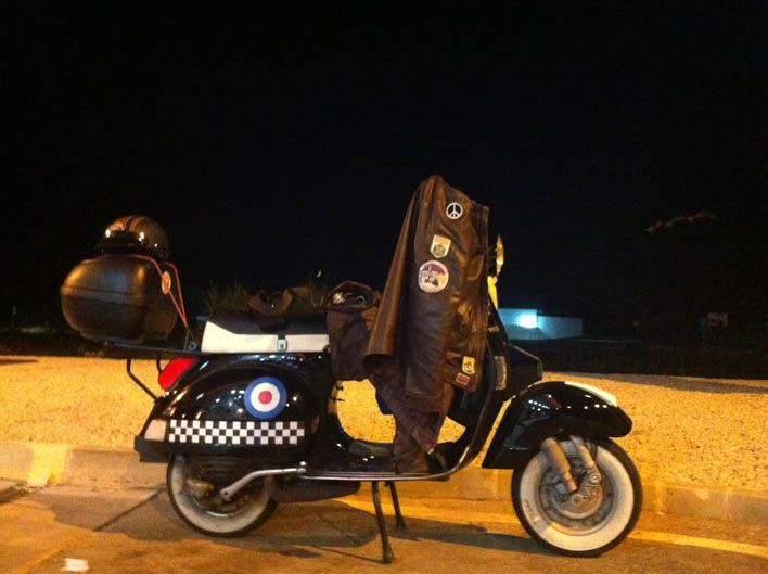 Vuelta a España en Vespa. Accidente en Ferrol.