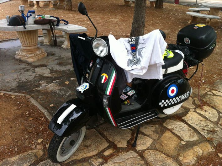 Vuelta a España en Vespa. Jamón del bueno en Guijuelo (Salamanca), donde le dejaron meter la moto dentro de la propia tienda.
