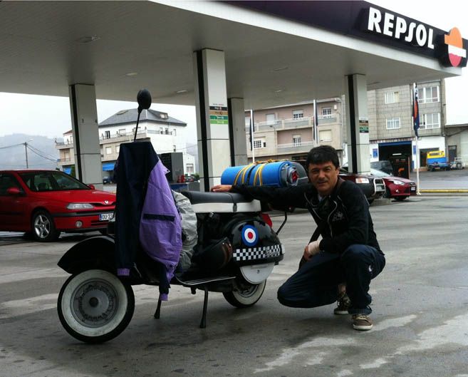 Vuelta a España en Vespa. La moto, ante la majestuosa obra de la Sagrada Familia de Gaudí, en Barcelona.