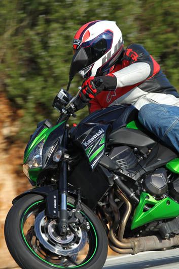 vPresentación Kawasaki Z800