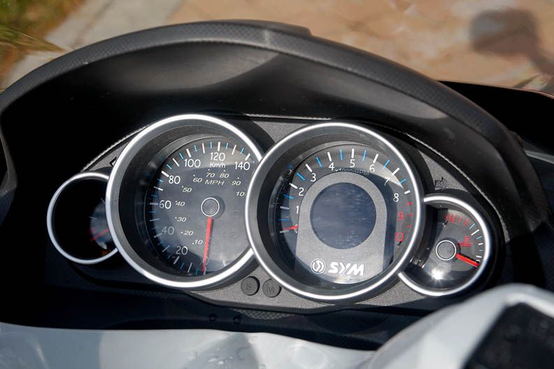 SYM Joymax 300i GTS, instrumentación