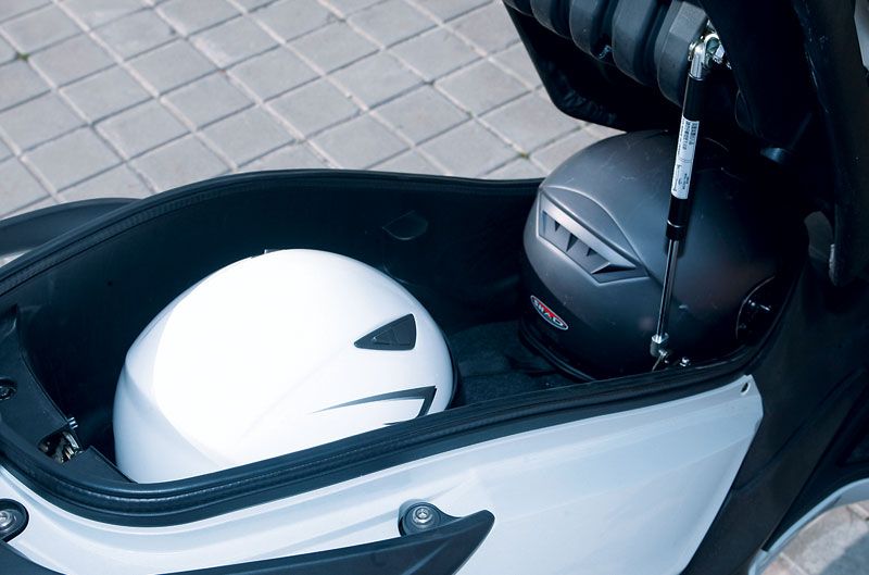 SYM Joymax 300i GTS, hueco