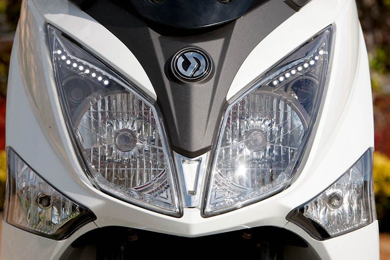 SYM Joymax 300i GTS, faros