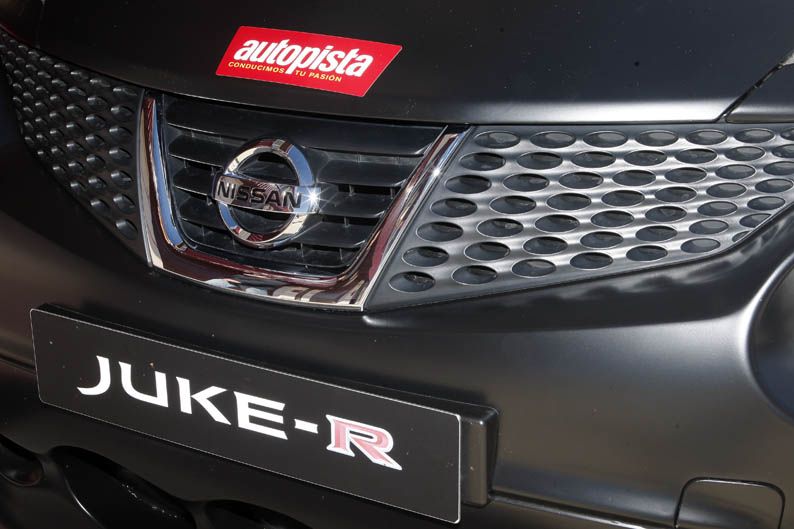 Comparativa Nissan Juke-R vs Kawasaki Ninja ZX-10R
