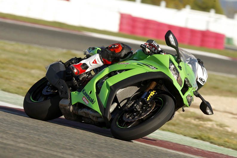 Comparativa Nissan Juke-R vs Kawasaki Ninja ZX-10R
