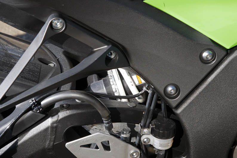 Comparativa Nissan Juke-R vs Kawasaki Ninja ZX-10R