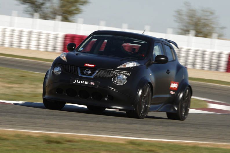 Comparativa Nissan Juke-R vs Kawasaki Ninja ZX-10R