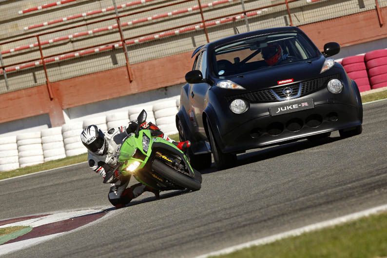 Comparativa Nissan Juke-R vs Kawasaki Ninja ZX-10R