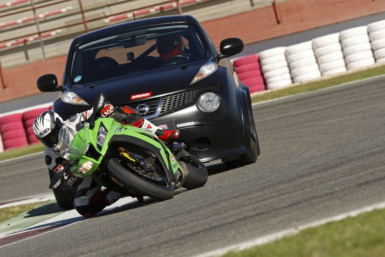 Comparativa Nissan Juke-R vs Kawasaki Ninja ZX-10R