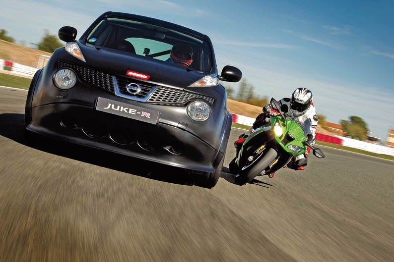 Comparativa Nissan Juke-R vs Kawasaki Ninja ZX-10R