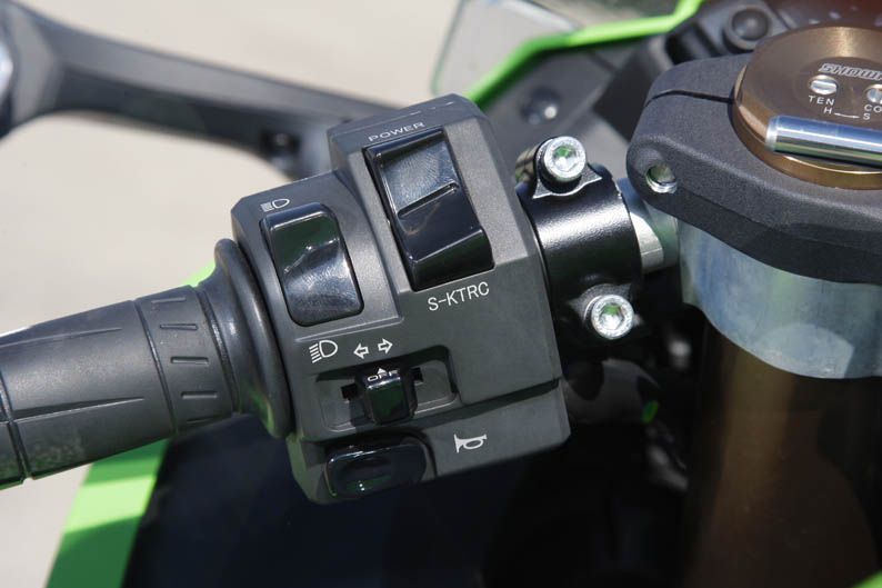 Comparativa Nissan Juke-R vs Kawasaki Ninja ZX-10R