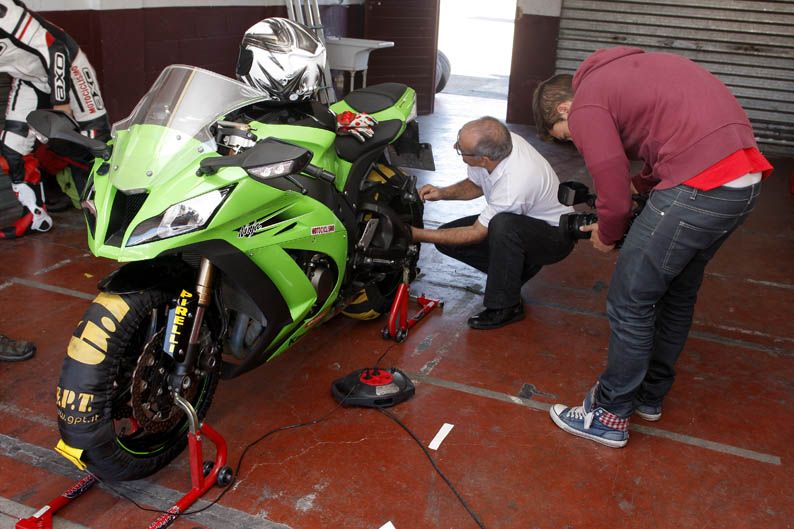 Comparativa Nissan Juke-R vs Kawasaki Ninja ZX-10R