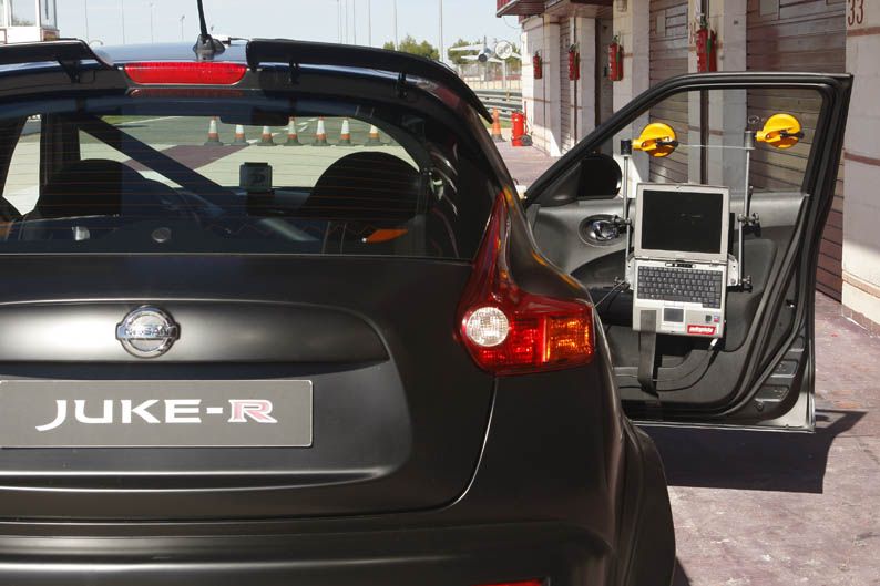 Comparativa Nissan Juke-R vs Kawasaki Ninja ZX-10R