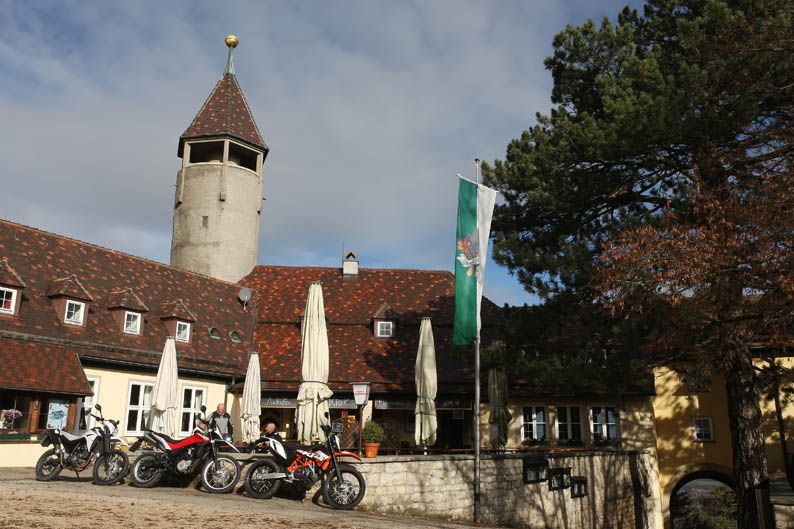 Comparativa trail monocilidricas: Husqvarna TR 650 Terra, KTM 690 Enduro R y Yamaha XT 660 R