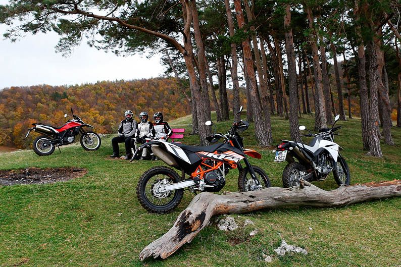 Comparativa trail monocilidricas: Husqvarna TR 650 Terra, KTM 690 Enduro R y Yamaha XT 660 R