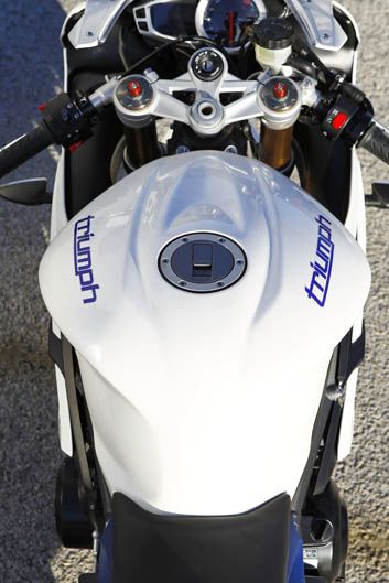 Comparativa Kawasaki ZX-6R 636, Suzuki GSX-R 750 y Triumph Daytona 675