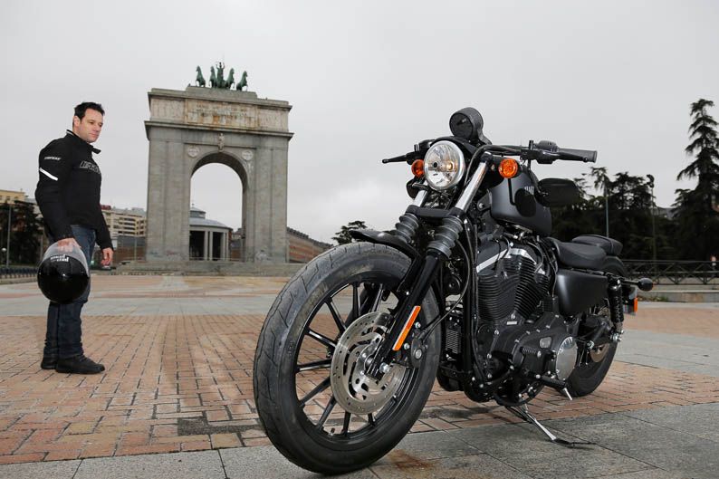 Harley-Davidson Iron 883 Dark Edition