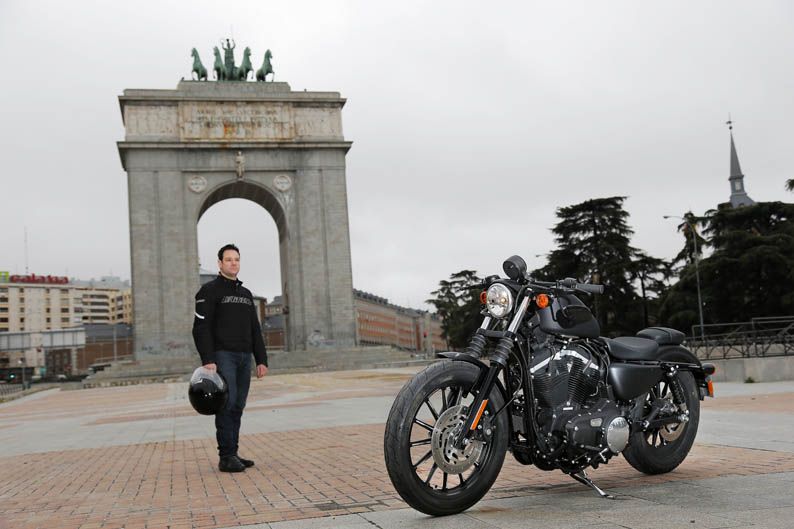 Harley-Davidson Iron 883 Dark Edition