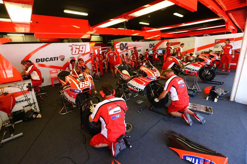 Ambiente en el paddock de Montmelo